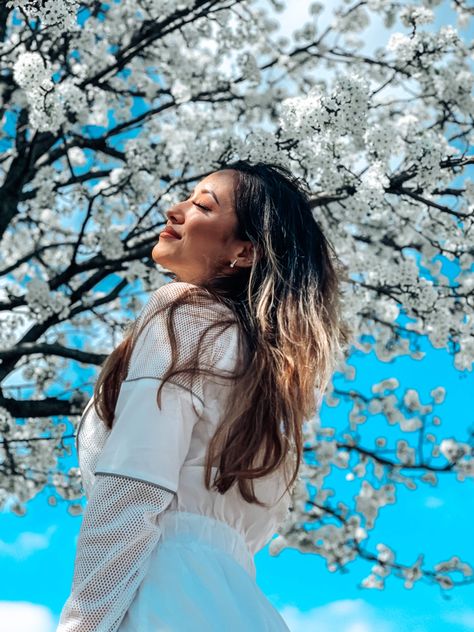 Jacaranda Photoshoot Ideas, Pictures With Cherry Blossoms, Photography Poses With Trees, Photos With Cherry Blossoms, Photography Poses Flowers, Poses Near Trees, Cherry Blossom Picture Ideas, Cherry Tree Photoshoot, Spring Trees Aesthetic