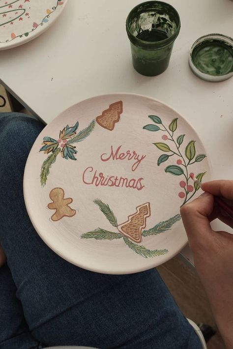 Christmas Pottery Handmade, Christmas Diy Plate, Christmas Tree Pottery Painting, Ceramic Christmas Plate Ideas, Pottery Painting Ideas Easy Ceramic Christmas Ornaments, Christmas Pottery Plates, Pottery Painting Christmas Plate, Christmas Painted Pottery, Pottery Bowl Painting Ideas Simple