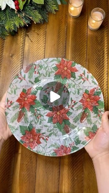 Christmas Mod Podge Ideas, Decoupage On Plates, Christmas Napkin Decoupage Ideas, Clear Plate Crafts, Christmas Crafts With Paper Plates, Christmas Decopauge Ideas, Glass Plate Crafts, Plates Decoration Ideas, Candle Plate Diy