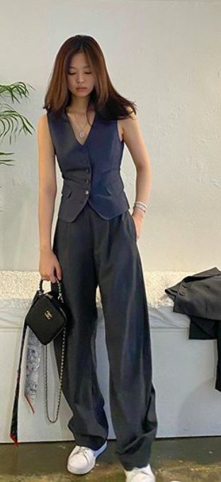 Tomboy Prom Outfits, Waistcoat Women Outfit, Prom Outfits For Tomboys, Masculine Girl Outfits, Masculine Outfits For Women, Formal Attire Women, Womens Suit Vest, Waistcoat Women, Waistcoat Outfit