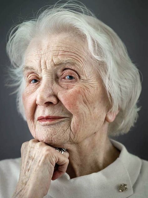 Here's What Happiness Looks Like At 100 Years Old Old Age Makeup, Old Faces, Elderly People, Trik Fotografi, Old Woman, Old Age, Old People, Aging Gracefully, Interesting Faces