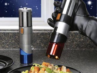 Star Wars Lightsaber Salt and Pepper Shakers Decoracion Star Wars, Star Wars Kitchen, Star Wars Lightsaber, Star Wars Decor, Salt And Pepper Mills, Fun Kitchen, Star Wars Light Saber, Salt And Pepper Grinders, Pepper Mill