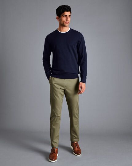 Mens Green Chinos Outfits, Green Chino Outfit Men, Olive Green Pants Men, Green Chinos Men, Men’s Office, Green Jeans Outfit, Olive Green Pants Outfit, Olive Pants Outfit, Green Pants Men