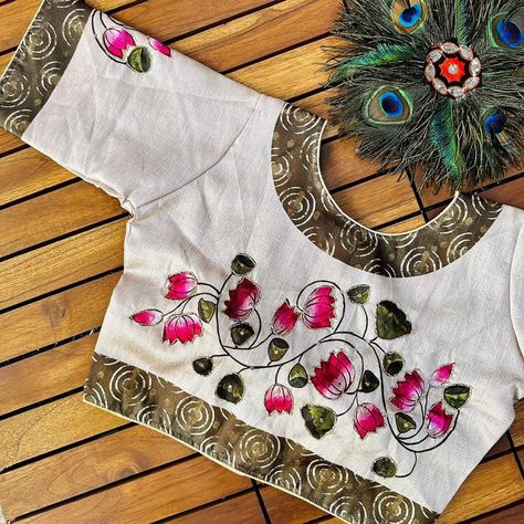 Blouse For Saree, Designer Blouses Online, Saree Painting Designs, Fabric Paint Diy, Saree Painting, Fabric Painting Techniques, Fabric Painting On Clothes, Fabric Paint Designs, Print Saree