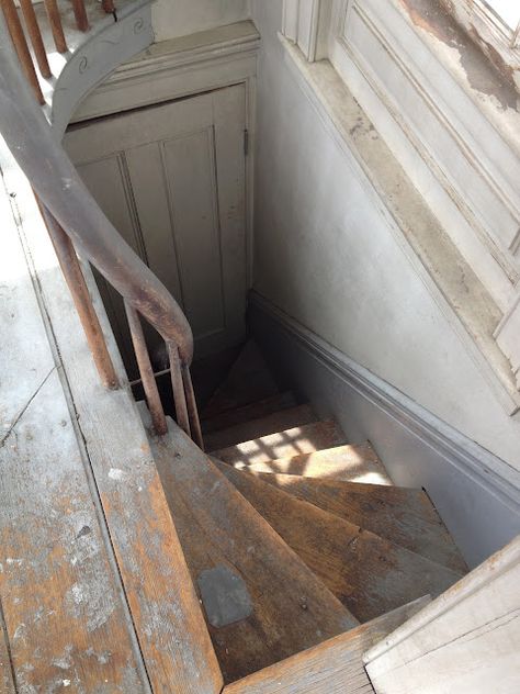 Curved Stairs in An Old House | Content in a Cottage Foto Scale, Steep Staircase, Widows Walk, Attic Renovation Ideas, Winding Staircase, Small Attic, Bedroom Minimalist, Attic Stairs, Attic Bathroom