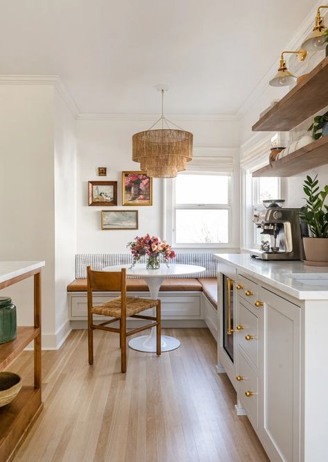 Kitchen Post, Bright Kitchen, Kitchen Nook, Dining Nook, Kitchen Diner, Cottage Kitchen, Eat In Kitchen, Breakfast Room, Dining Room Design