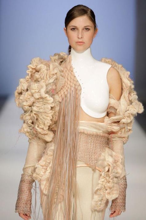 How trend of the knit wear..... ✌‿✌ Fashion Innovation, Sculptural Fashion, Textil Design, Kampot, Neutral Shades, Viktor Rolf, Looks Street Style, Textiles Fashion, Fall 2022