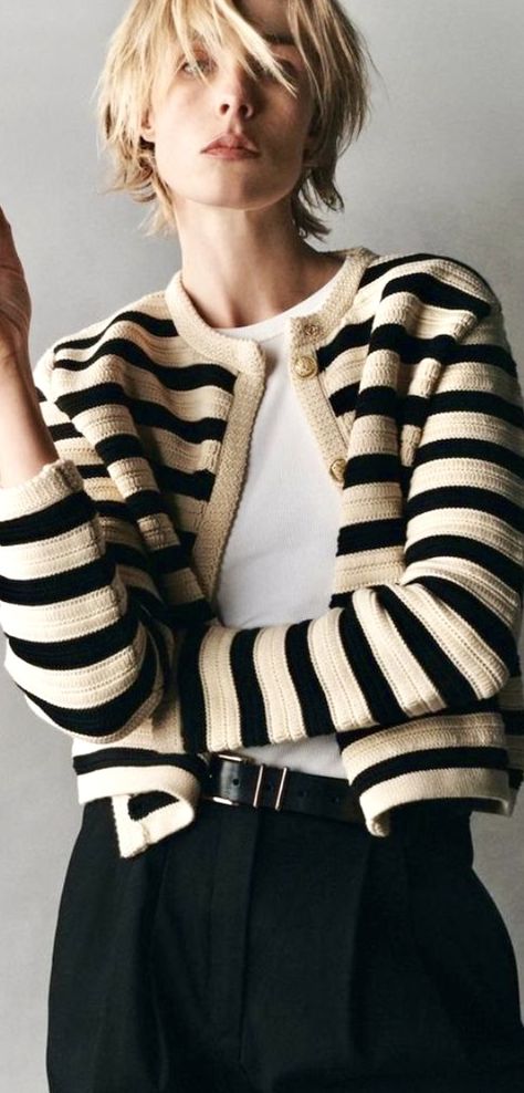 Source tdoeswool.com French Street Style Winter, Massimo Dutti Women, Elegant Outfit Classy, Stylish Winter Outfits, Striped Vests, Stripe Outfits, Boucle Jacket, Cardigan Outfits, Street Style Winter