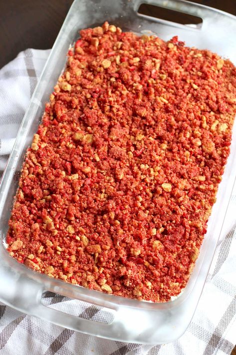 Strawberry Crunch Brownie Bars | 12 Tomatoes Strawberry Crunch Blondies, Chocolate Crunch Topping, Strawberry Crunch Brownies, Crunch Bars Recipe, Brownie Bars, Strawberry Brownies, Strawberry Crunch, Golden Oreo, Crunch Bar