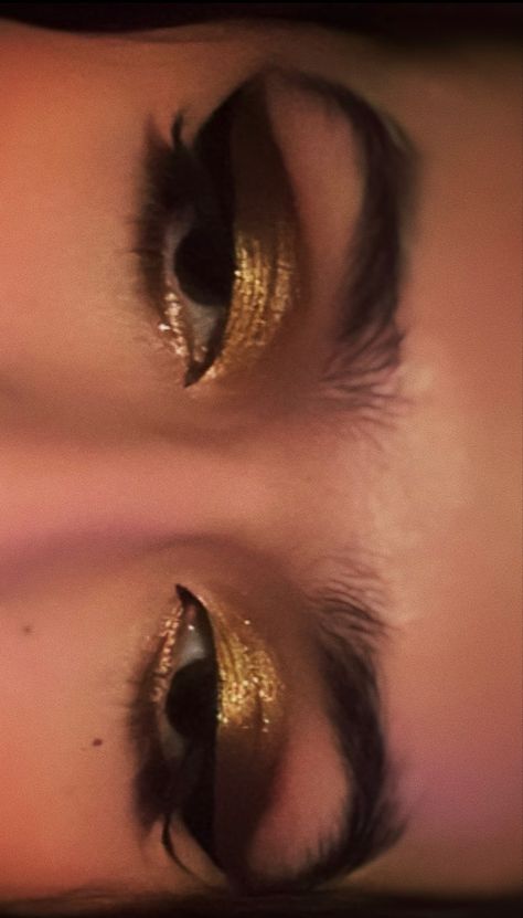 Black Gold Eyeshadow, Pink Glossy Lips, Glittery Makeup, Maquillage On Fleek, Gold Makeup Looks, Eyeliner Designs, Vampire Bride, Gold Eye Makeup, Prom Eye Makeup