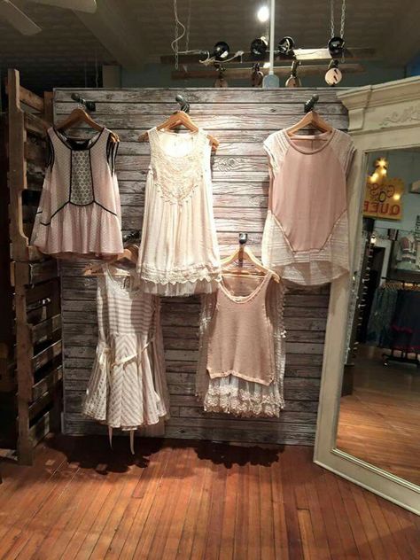 Clothing Booth Display, Butik Design, Vintage Store Displays, Clothing Store Displays, Clothing Display, Elizabeth Jane, Glass Store, Boutique Display, Clothing Displays