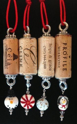 Wine Cork Christmas Ornaments, Cork Christmas Ornaments, Wine Ornaments, Wine Cork Christmas, Juleverksted For Barn, Cork Christmas, Cork Ideas, Wine Cork Projects, Wine Cork Ornaments