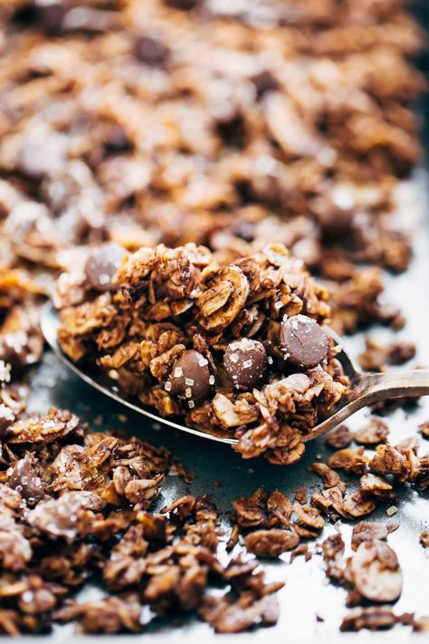 Easy Oatmeal Recipes Breakfast, Cacao Granola, Biscuits Diététiques, Turbinado Sugar, Chocolate Granola, Granola Healthy, Ge Bort, Granola Recipe, Healthy Ingredients