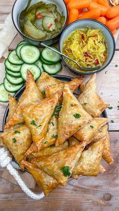 Deze Indische bladerdeeg hapjes zijn gevuld met pittig kipgehakt en een feestje bij de borrel! Lekker met zelfgemaakte chilisaus of wat saté saus. #bladerdeeg #borrelhapje #appetizer Puff Pastry Snacks, Minced Meat, Happy Foods, Best Appetizers, I Love Food, Easy Healthy Recipes, Soul Food, Indian Food Recipes, Food Inspiration