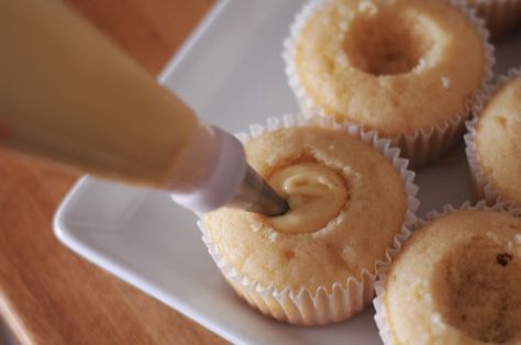 How To: Make Stuffed Cupcakes How To Make Stuffed Cupcakes, Cupcakes Rellenos, Stuffed Cupcakes, Vegan Pumpkin Pie Recipe, Food Desert, Pie Spice Recipe, Sweet Potato Soup Recipes, Best Pecan Pie, Decorated Cupcakes