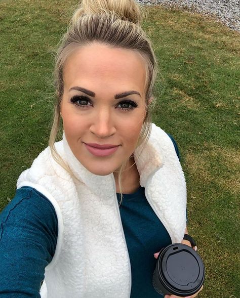 Carrie Underwood Videos, Carrie Underwood Makeup, Mom Hairstyles Short, Carrie Underwood Hair, Mom Outfits Fall, Carrie Underwood Pictures, Carrie Underwood Style, Carrie Underwood Photos, Makeup For Moms