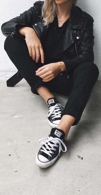 all black + chuck taylor converse. Svarta Outfits, Mode Converse, Black Chuck Taylors, Black Chucks, Converse Outfits, Sneaker Outfits, Curvy Petite Fashion, Outfits With Converse, Looks Black