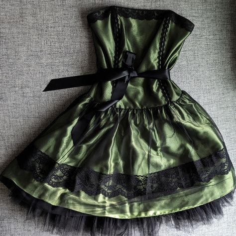 Absolute Showstopper!! Beautiful Black And Green Tulle Dress With Sash Around The Waist Lace Detail Is Perfection! Size 11 Juniors Strapless Zipper Down The Back Brand New Condition No Rips, Tears Or Stains! Waist About 16 Inches One Side To The Other Pit To Pit 17 Inches Green Homecoming Dresses Sleeves, Edgy Homecoming Dress, Cute Dresses Hoco, Green Short Dresses, Black Dress With Tulle, Dark Green Dress Short, Homecoming Dresses Sleeves, Green Tulle Dress, Green And Black Dress