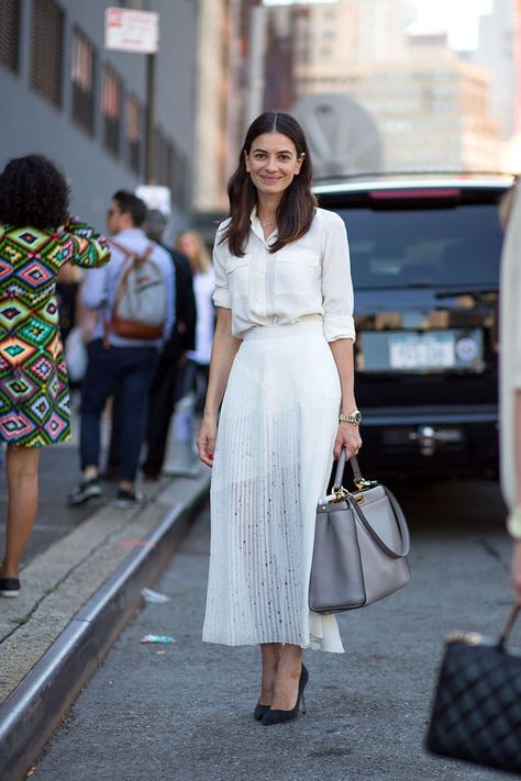 Leila Yavari, Kemeja Denim, Rok Midi, White Skirt Outfits, Outfit Elegantes, Pleated Skirt Outfit, Look Office, White Pleated Skirt, White Midi Skirt