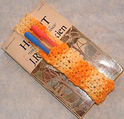 Pen Holder Bookmark Diy, Crochet Bookmarkers, Bookmark Pen, Household Accessories, Garden Magazine, Crochet Slippers Free Pattern, Knitting Toys, Knitting Loom, Book Markers