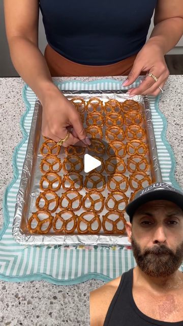 Food for your thoughts on Instagram: "My grandma taught me how to make pretzel bark 🥰 🎥: @the.shaba.kitchen . . #hack #foodhack #satisfying #asmr #lifehack" Fall Food Day Ideas, Pretzel Carmel Squares, Pretzel Snack Recipes Sweets, Pretzel Thanksgiving Treats, Birthday Food Gifts, Teddy Bear Themed Snacks, Best Bake Sale Treats, Dessert Recipes With Pretzels, Dessert Hacks Easy