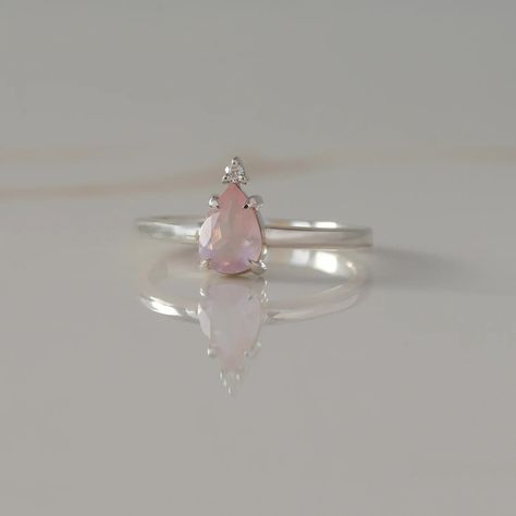 A ring that reminds you of the queen that you are? A pear-shaped Rose Quartz topped with a round Moissanite is giving us full-on royal vibes and we are loving it. A little treat-yourself gift never hurt nobody! Details: Center stone Gemstone: Rose Quartz Stone Shape: Pear Measurements: approx. 7x5mm Side stones Gemston Royal Vibes, Eva Queen, Planet Ring, Moss Agate Ring, Rose Quartz Ring, Rose Quartz Stone, Round Moissanite, Agate Ring, Swiss Blue Topaz