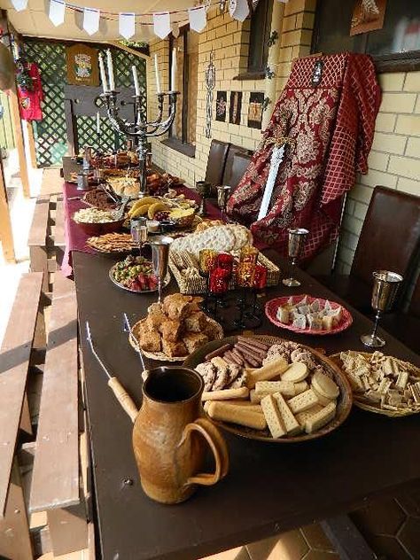 Taverna Medieval, Viking Birthday, Game Of Thrones Birthday, Knight Birthday Party, Viking Party, Medieval Banquet, Hobbit Party, Game Of Thrones Party, Fantasy Party