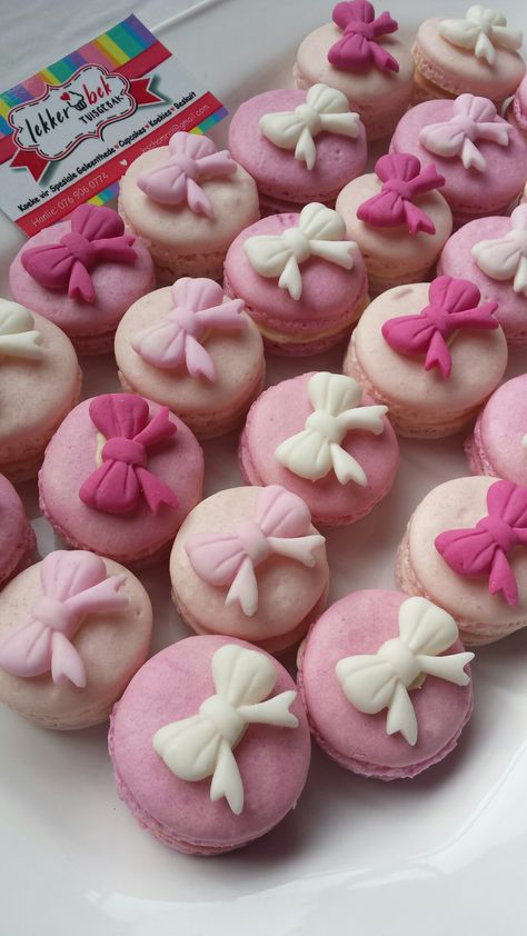 Coquette Macarons, Pink Macarons Aesthetic, Bow Desserts, Barbie Macarons, Pink Bow Cookies, Pink Deserts, Pink Macarons, Pink Macaroons, Pink Dessert