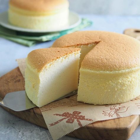 Korean Cheesecake, Cheesecake Photography, Fusion Desserts, Japanese Cotton Cheesecake, Food Competition, Japenese Food, Japanese Pastries, Cotton Cheesecake, Japanese Desserts