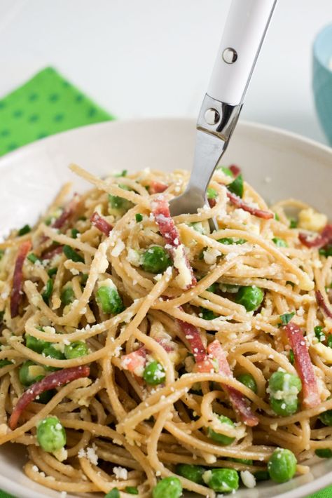 Healthy Italian Spaghetti Carbonara Recipe | Healthy Ideas for Kids Rigatoni Carbonara, Healthy Carbonara, Recipe With Peas, Garnish Ideas, Healthy Italian Recipes, Healthy Lasagna, Spaghetti Carbonara Recipe, Pasta Carbonara Recipe, Italian Spaghetti