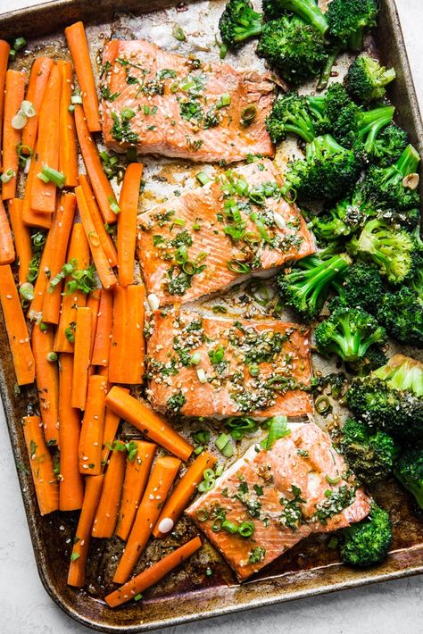 Dinner Salmon Recipes, Salmon Sheet Pan Dinner, Healthy Salmon Dinner, Soy Sauce Marinade, Dinner Salmon, Asian Salmon, Salmon Marinade, Resep Seafood, Sheet Pan Dinners Chicken