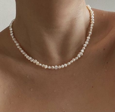 Perls Jewellery Aesthetic, Silver Charm Necklace Aesthetic, Perl Neckles, Pearl Necklace Outfits, Pearl Jewelry Silver, Diy Necklace Ideas, Pearl Necklace Aesthetic, Make Your Own Necklace, Pearl Aesthetic