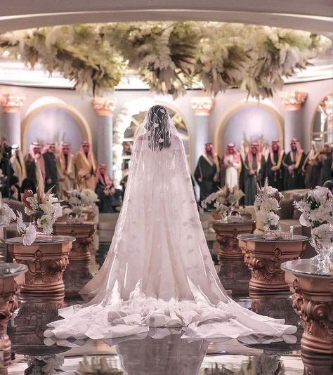 Wedding Arab, Classy Weddings, Arabian Wedding, Arabic Wedding Dresses, Iconic Weddings, Wedding Classy, Wedding Backdrop Design, Arab Wedding, Wedding Couple Poses