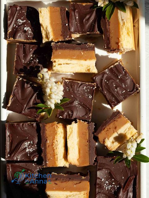 Scottish millionaire’s caramel shortbread - Kitchen by Anna K Shortbread Desserts, Caramel Shortbread, Millionaire Shortbread, Caramel Slice, How To Make Caramel, Chocolate Bites, Fall Cookies, Classic Desserts, Baking Tins