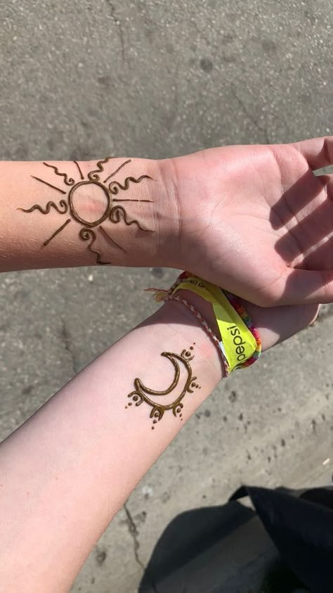 Henna cute summer design Easy Sharpie Drawings On Skin, Henna Tattoo Designs Aesthetic, Henna Tattoo Designs Sun, Matching Henna Designs, Simple Leg Henna, Henna Back Designs, Fall Henna, Simple Hippie Tattoos, Little Henna Designs