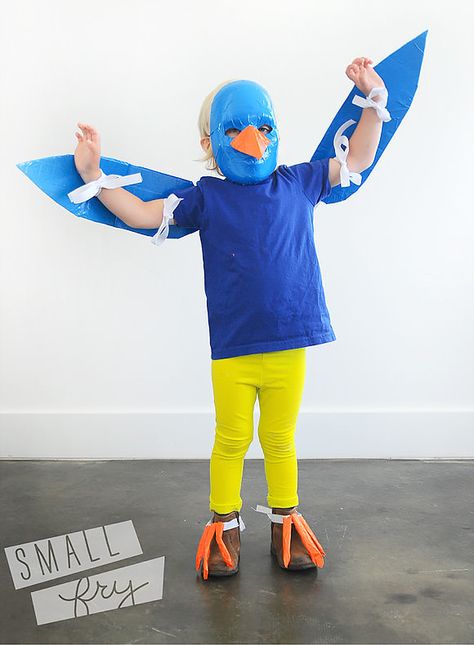 DIY Duct Tape Bird Costume for Kids Bird Diy, Halloween Fest, Bird Costume, Diy Halloween Costumes For Kids, Small Fry, Handmade Charlotte, Costume Tutorial, Diy Halloween Costumes Easy, Diy Halloween Costume