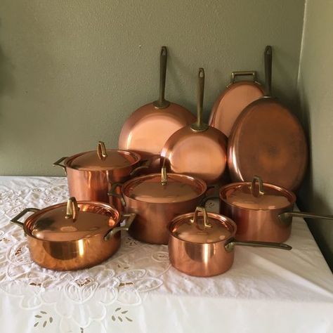 Copper Aesthetic, Copper Pots And Pans, Copper Cookware Set, Tuscan Decorating Kitchen, Witches Kitchen, Copper Chef, Vintage Copper Pots, Kitchen Decor Collections, Copper Tea Kettle