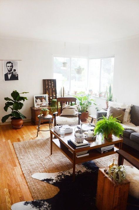 Tour: Roommates Share a Plant-Filled Oakland Apartment | Apartment Therapy Oakland Apartment, Interior Minimalista, Casa Vintage, Living Room Trends, Living Room Side Table, Decor Minimalist, Settee, Minimalist Interior, A Living Room