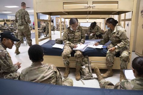 There's a new Army program that gives lower-performing recruits up to 90 days of academic or fitness instruction to help them meet military standards. Giving Second Chances, Military Muscle, Army Images, School Testing, Study Break, Joining The Military, Canadian Army, Army Pics, Air Photo