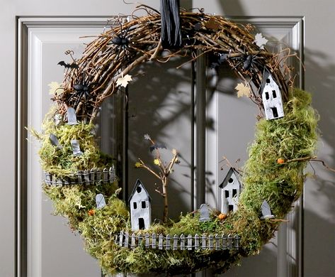 Diy Halloween Village, Dreams Catcher, Diy Halloween Wreath, Halloween Centerpiece, Fun Halloween Decor, Halloween Village, Halloween Door Decorations, Have Inspiration, Halloween Door