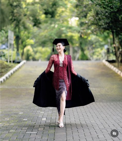 Graduation Photo Poses College, Photo Graduation Ideas, Convo Pose Ideas, Convo Photoshoot Idea, Moodboard Graduation Photo, Ide Foto Wisuda Outdoor, Convocation Pose Photo Ideas, Pose Wisuda Outdoor, Foto Wisuda Aesthetic