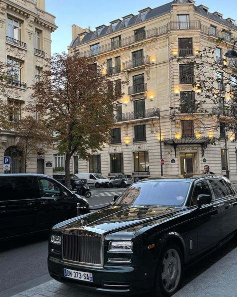 Elegant City Aesthetic, Paris Old Money, Old Rolls Royce, Alien House, Royce Car, Rich Cars, Streets Of Paris, Winter Photoshoot, Rolls Royce Phantom