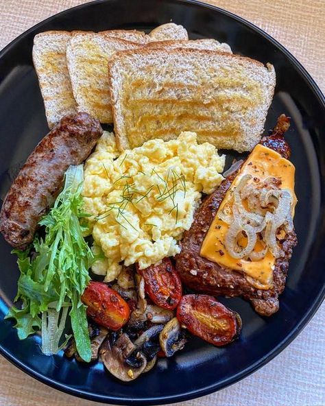 College Cafeteria Food, African Breakfast Ideas, African Breakfast, College Cafeteria, Cooking Soul Food, Restaurant Breakfast, Homemade Comfort Food, American Breakfast, Healthy Food Dishes