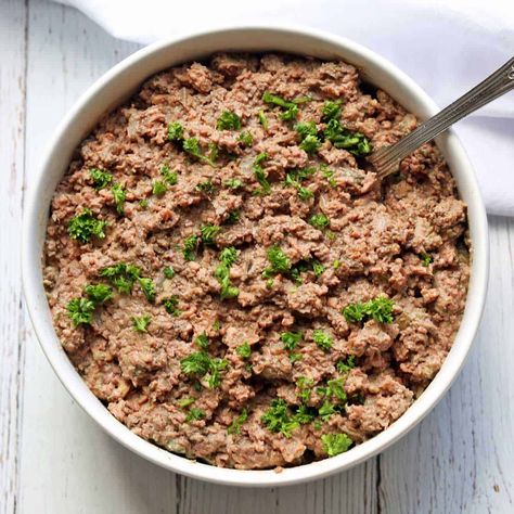 Chopped liver, the Jewish chicken liver pâté, may not be as refined as pâté, but it's wonderfully flavorful and just as easy to make. Mushroom Salmon, Chicken Liver Pate Recipe, Liver Healthy Foods, Liver Pate Recipe, Fried Chicken Livers, Chicken Liver Recipes, Chopped Liver, Liver Pate, Pate Recipes