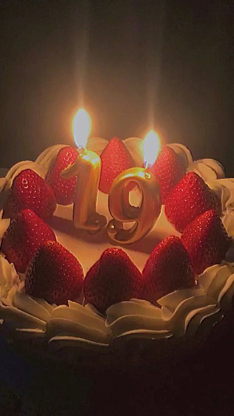 Happy Birthday 19 Years, Birthday 19 Aesthetic, 19th Birthday Aesthetic, Its My 19th Birthday, Happy 18th Birthday Quotes, Happy Birthday 19, Wedding Cake Options, Happy 19th Birthday, Cake Story