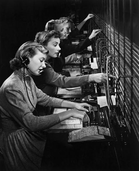 vintage everyday: Vintage Photos Show the History of Telephone Switchboard Operators in the Past Museum Outfit, Vintage Foto's, Old English Words, Pc Photo, Surfer Girls, Photos Vintage, Foto Vintage, Photo Vintage, Vintage Pictures