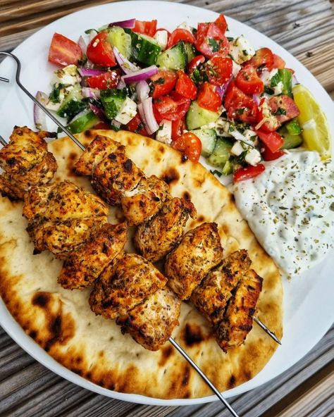 SJ - Portsmouth UK Foodie 💙 on Instagram: “Chicken Souvlaki & Greek Salad 🇬🇷 Reliving my Kefalonia holiday with dinner tonight 🥰 Greek food is always next level 👌 For two people -…” Medditeranean Party Food, Greek Inspired Dinner Recipes, Greek Catering Ideas, Food From Greece, Greek Tapas Platter, Greek Dinner Aesthetic, Wedding Recipes Dinner, Modern Greek Food, Greek Food Buffet