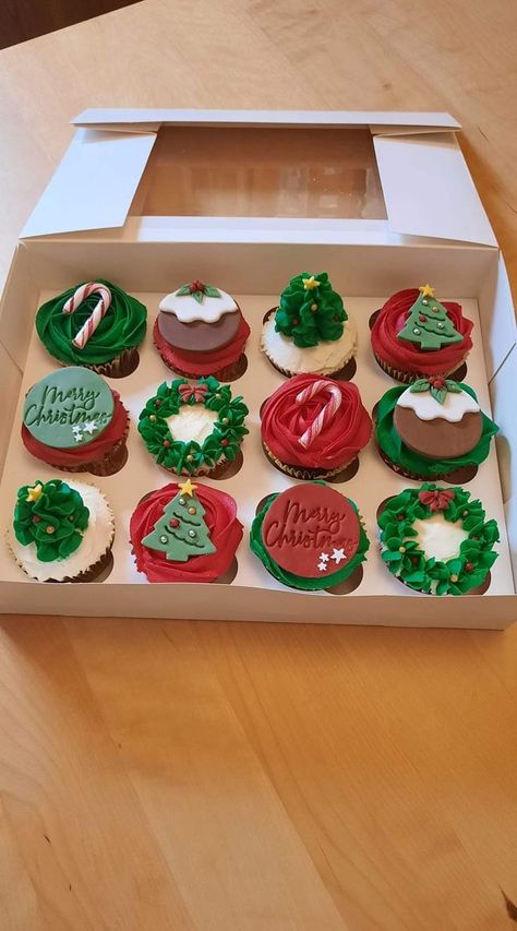 Christmas Cupcake Designs, Modern Christmas Cake, Cake Decorating Ideas Christmas, Chrismast Dessert, Christmas Mini Cakes, Xmas Cupcakes, Snowman Cake Pops, Christmas Cupcakes Recipes, Christmas Cupcakes Decoration