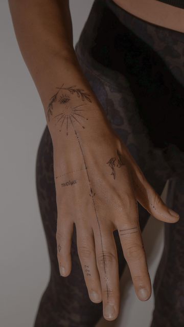 Elegant Fine Line Tattoo, Line Art Hand Tattoo, Fine Line Henna Tattoo, Ornamental Half Sleeve Tattoo, Hand Adornment Tattoo, Geometric Wrist Tattoo, Minimalist Hand Tattoos, Female Finger Tattoos, Dot Tattoos For Women