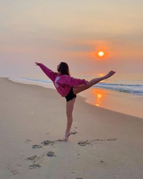 Dance Poses On The Beach, Dancer Beach Photography, Dance Beach Pictures, Dance Beach Photography, Bailarina Aesthetic, Beach Dance Photography, Best Beach Poses, Beach Gymnastics, Gymnastics Wallpaper